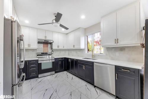 52 Settler Court, Brampton, ON - Indoor Photo Showing Kitchen With Upgraded Kitchen