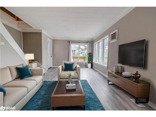 63 Bradley Street, St. Catharines, ON - Indoor Photo Showing Living Room