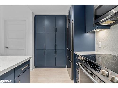 G-15-375 Sea Ray Avenue, Innisfil, ON - Indoor Photo Showing Kitchen