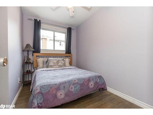 33 Roslyn Road, Barrie, ON - Indoor Photo Showing Bedroom