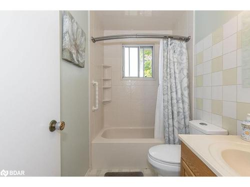 33 Roslyn Road, Barrie, ON - Indoor Photo Showing Bathroom