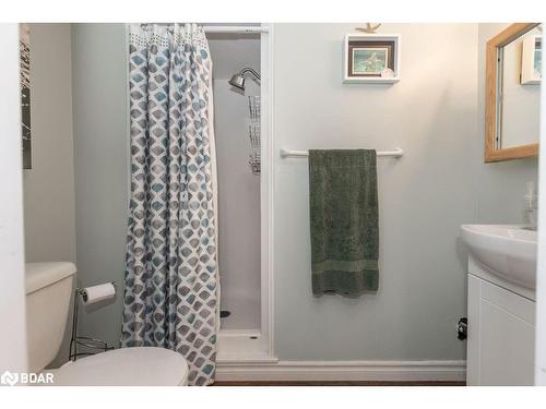 33 Roslyn Road, Barrie, ON - Indoor Photo Showing Bathroom