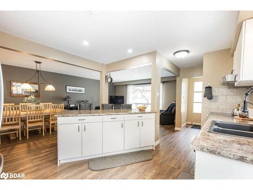 33 Roslyn Road, Barrie, ON - Indoor Photo Showing Kitchen With Double Sink