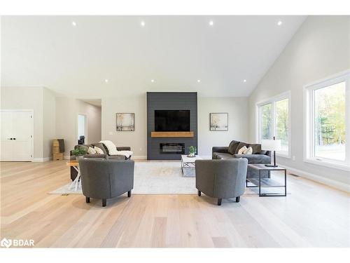 1250 Old Parry Sound Road, Utterson, ON - Indoor Photo Showing Living Room