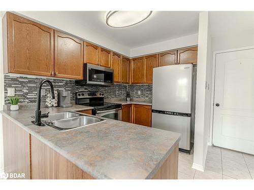 114 Maplewood Drive, Angus, ON - Indoor Photo Showing Kitchen With Double Sink