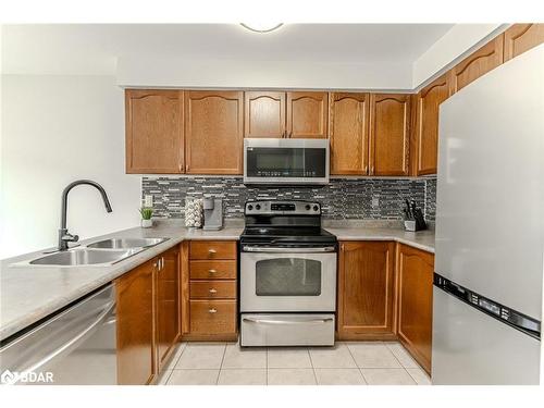 114 Maplewood Drive, Angus, ON - Indoor Photo Showing Kitchen With Double Sink