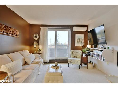 405-414 Blake Street, Barrie, ON - Indoor Photo Showing Living Room