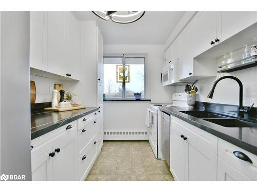 405-414 Blake Street, Barrie, ON - Indoor Photo Showing Kitchen