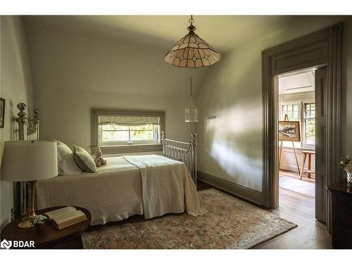 42 Burton Avenue, Barrie, ON - Indoor Photo Showing Bedroom