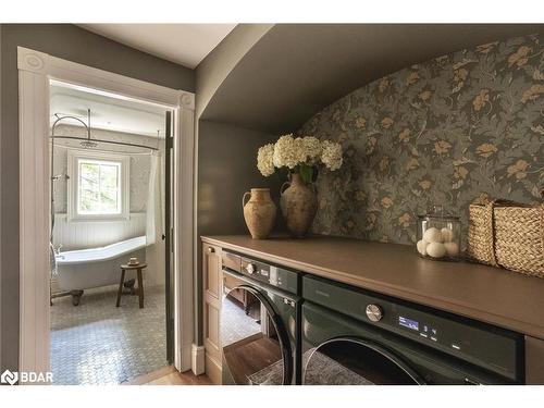 42 Burton Avenue, Barrie, ON - Indoor Photo Showing Laundry Room