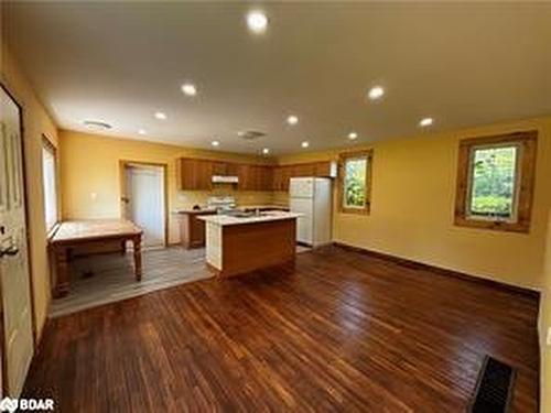 8380 Provincial Hwy 11 South, Severn, ON - Indoor Photo Showing Kitchen