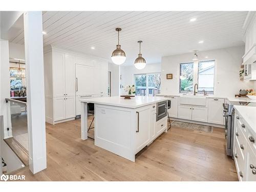 68 Dundonald Street, Barrie, ON - Indoor Photo Showing Kitchen With Upgraded Kitchen