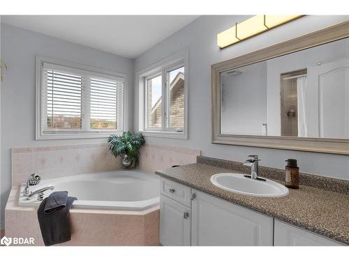 36 Stapleton Place, Barrie, ON - Indoor Photo Showing Bathroom