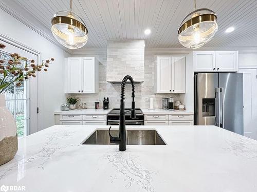 62 Shirley Avenue, Barrie, ON - Indoor Photo Showing Kitchen With Double Sink With Upgraded Kitchen