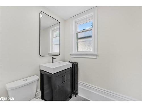 105 Toronto Street, Barrie, ON - Indoor Photo Showing Bathroom