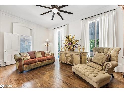 105 Toronto Street, Barrie, ON - Indoor Photo Showing Living Room