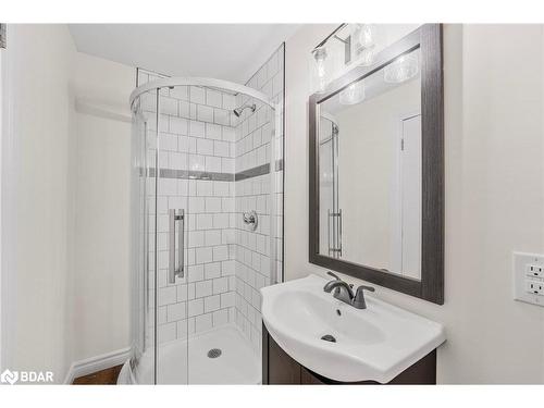 105 Toronto Street, Barrie, ON - Indoor Photo Showing Bathroom