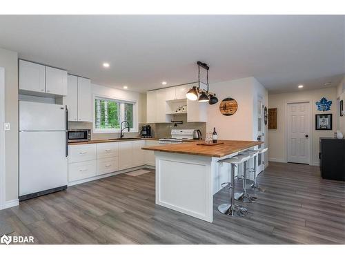 1123 Whispering Pines Tr Pv Trail, Bracebridge, ON - Indoor Photo Showing Kitchen