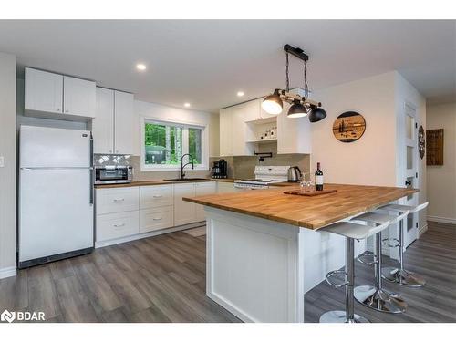 1123 Whispering Pines Tr Pv Trail, Bracebridge, ON - Indoor Photo Showing Kitchen