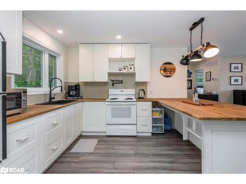 1123 Whispering Pines Tr Pv Trail, Bracebridge, ON - Indoor Photo Showing Kitchen