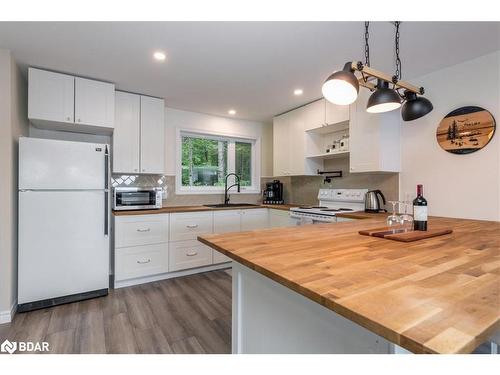 1123 Whispering Pines Tr Pv Trail, Bracebridge, ON - Indoor Photo Showing Kitchen