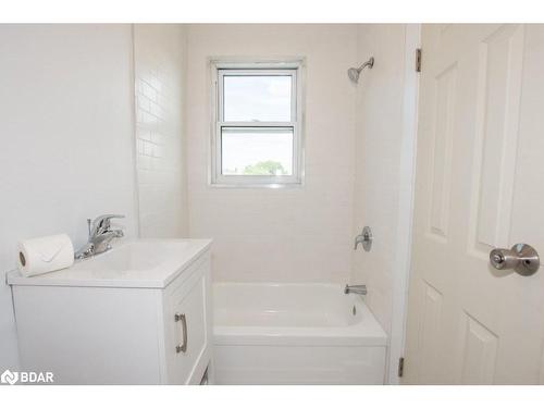 4-30 Classic Avenue, Welland, ON - Indoor Photo Showing Bathroom