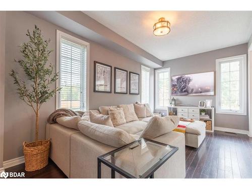 117 Collier Crescent, Essa, ON - Indoor Photo Showing Living Room