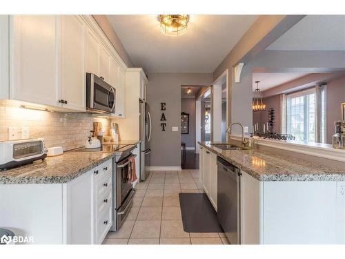 117 Collier Crescent, Essa, ON - Indoor Photo Showing Kitchen With Upgraded Kitchen