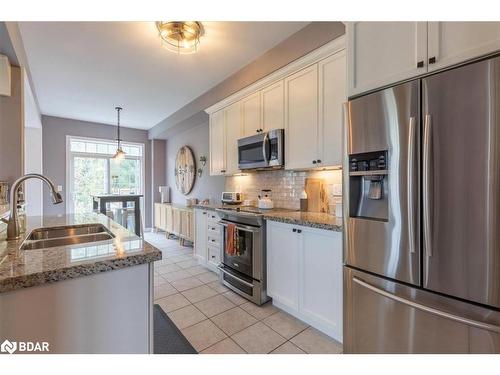 117 Collier Crescent, Essa, ON - Indoor Photo Showing Kitchen With Double Sink With Upgraded Kitchen