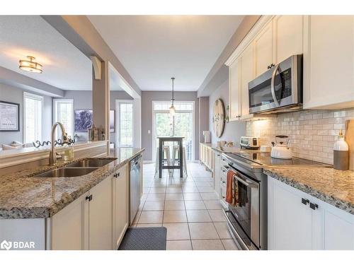 117 Collier Crescent, Essa, ON - Indoor Photo Showing Kitchen With Double Sink With Upgraded Kitchen