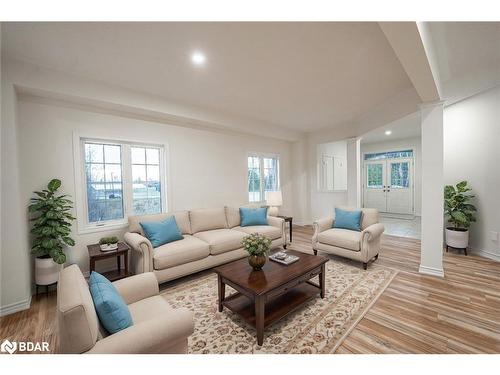 117 Hawkins Street, Georgina, ON - Indoor Photo Showing Living Room