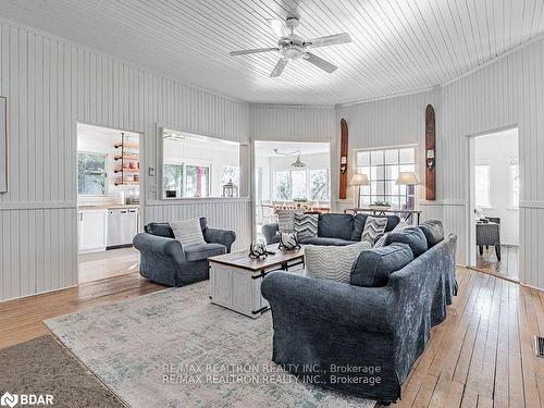 6568 Quarry Point Road, Ramara, ON - Indoor Photo Showing Living Room