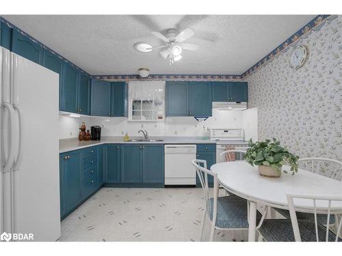 9-90 Thompsons Road, Penetanguishene, ON - Indoor Photo Showing Kitchen With Double Sink