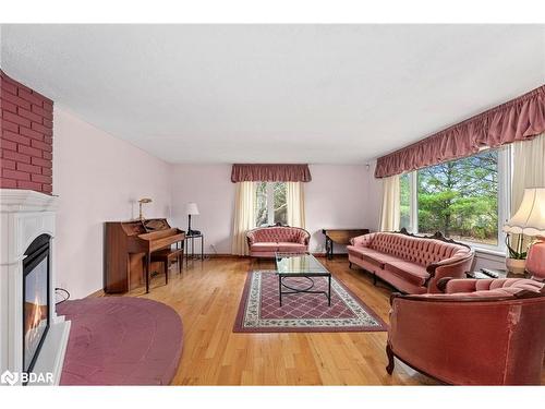 1705 Concession 8-9 Road E, Beaverton, ON - Indoor Photo Showing Living Room