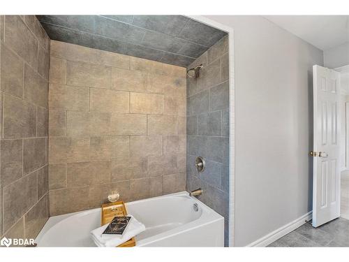 22 Thackeray Crescent, Barrie, ON - Indoor Photo Showing Bathroom