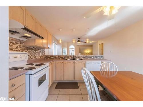 4 Hewitt Place, Barrie, ON - Indoor Photo Showing Kitchen