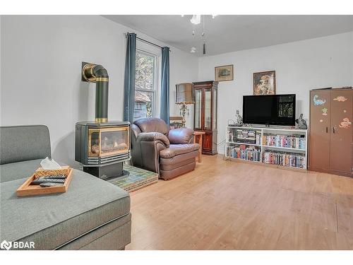 142 Switzer Street, New Lowell, ON - Indoor Photo Showing Living Room