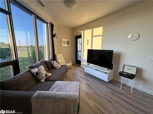 524-690 King Street W, Kitchener, ON - Indoor Photo Showing Living Room