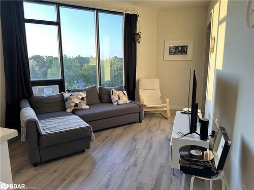 524-690 King Street W, Kitchener, ON - Indoor Photo Showing Living Room