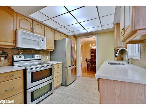 23 Debra Crescent, Barrie, ON - Indoor Photo Showing Kitchen