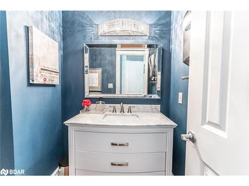 72 High Street, Barrie, ON - Indoor Photo Showing Bathroom