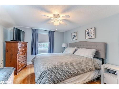 72 High Street, Barrie, ON - Indoor Photo Showing Bedroom