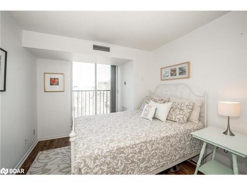 711-150 Dunlop Street E, Barrie, ON - Indoor Photo Showing Bedroom