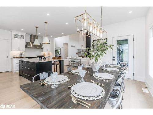 7 Cleveland Court, Oro-Medonte, ON - Indoor Photo Showing Dining Room