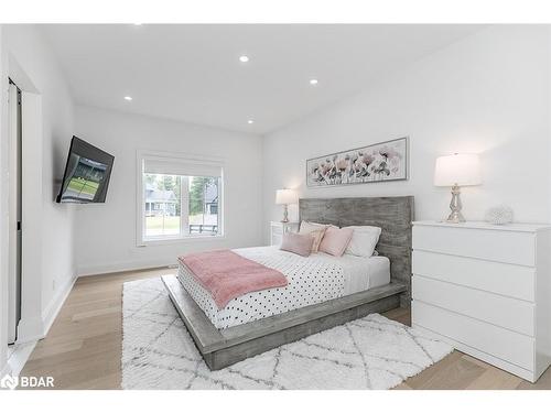 7 Cleveland Court, Oro-Medonte, ON - Indoor Photo Showing Bedroom