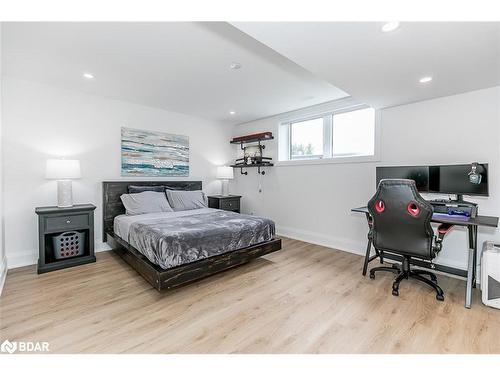 7 Cleveland Court, Oro-Medonte, ON - Indoor Photo Showing Bedroom