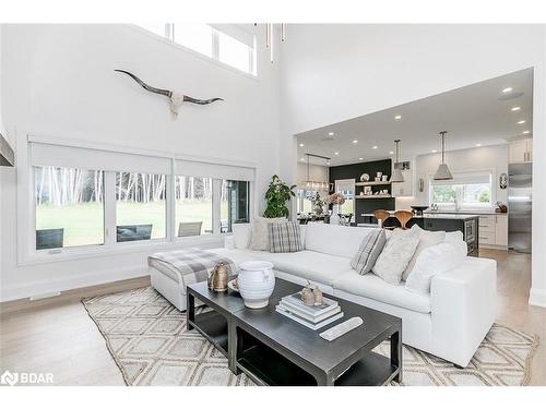 7 Cleveland Court, Oro-Medonte, ON - Indoor Photo Showing Living Room