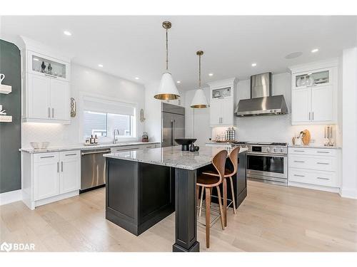 7 Cleveland Court, Oro-Medonte, ON - Indoor Photo Showing Kitchen With Upgraded Kitchen