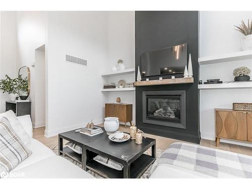 7 Cleveland Court, Oro-Medonte, ON - Indoor Photo Showing Living Room With Fireplace