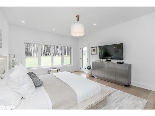 7 Cleveland Court, Oro-Medonte, ON - Indoor Photo Showing Bedroom